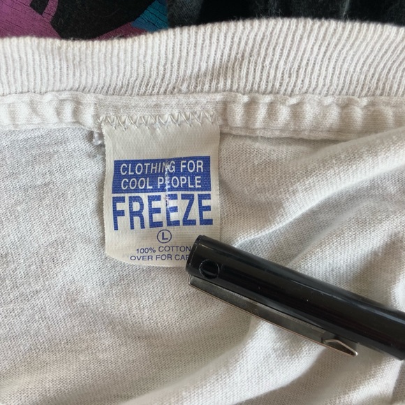 Awesome vintage 90s graphic t-shirt. - Picture 3 of 4